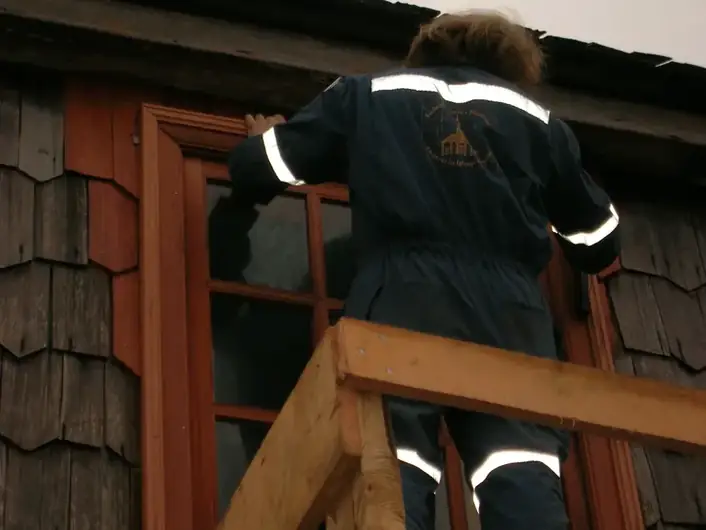 Carpintero patrimonial armando un rosetón de madera para la restauración de una iglesia de Chiloé